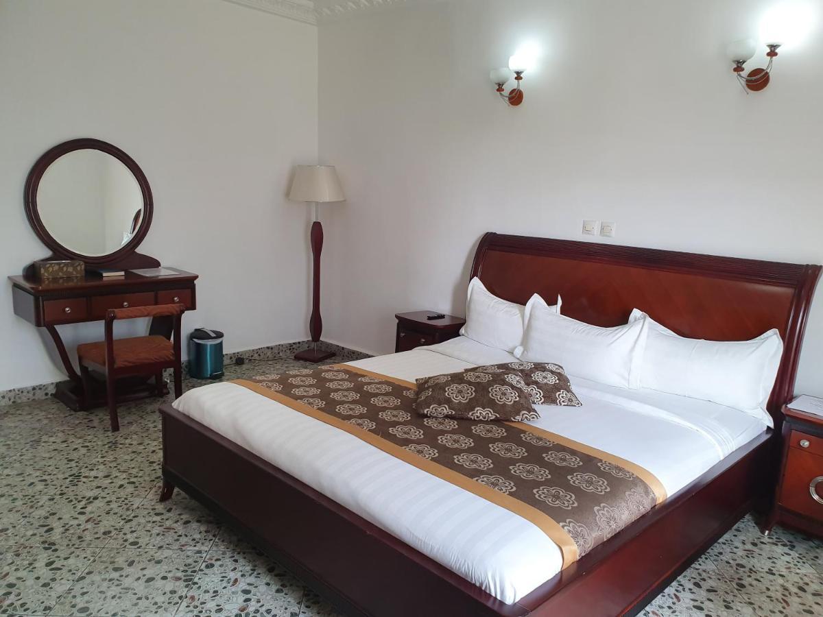 Hotel Imperial Либревиль Экстерьер фото